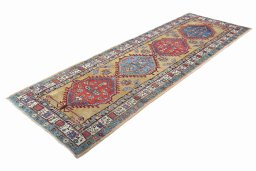 Central medallion detail of 1900s Sarab rug from Iran / Persia