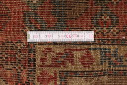 Corner detail of 1900s Sarab rug showing border pattern and Wool pile