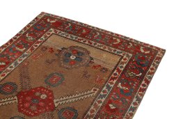 Surface texture of 1900s Sarab rug with natural Wool and intricate pattern