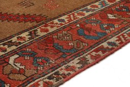 Central medallion detail of 1900s Sarab rug from Iran / Persia