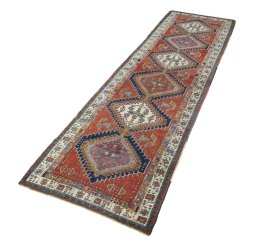 Corner detail of 1930s Sarab rug showing border pattern and Wool pile