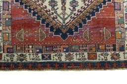 Central medallion detail of 1930s Sarab rug from Iran / Persia