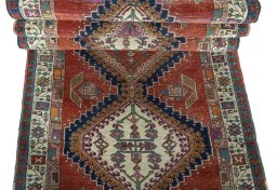 Full view of 1930s Sarab rug from Iran / Persia, 345 × 100 cm in Red tones