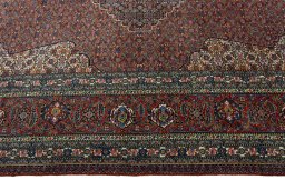 Corner detail of 1970s Sarab rug showing border pattern and Wool pile