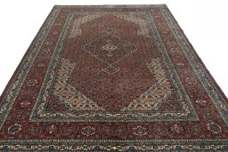 Surface texture of 1970s Sarab rug with natural Wool and intricate pattern