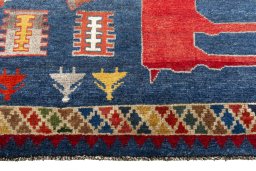 Central medallion detail of 2000s Shiraz rug from Iran / Persia