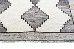 Central medallion detail of 2000s Shiraz rug from Iran / Persia