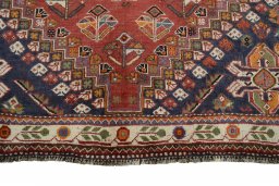 Central medallion detail of 2000s Shiraz rug from Iran / Persia