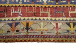 Central medallion detail of 2000s Shiraz rug from Iran / Persia