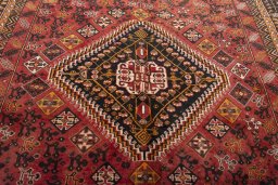Central medallion detail of 2000s Shiraz rug from Iran / Persia