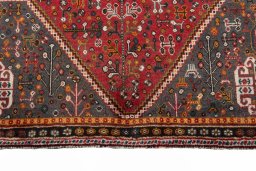 Central medallion detail of 2000s Shiraz rug from Iran / Persia
