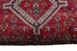 Central medallion detail of 2000s Shiraz rug from Iran / Persia