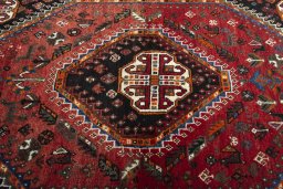 Central medallion detail of 2000s Shiraz rug from Iran / Persia