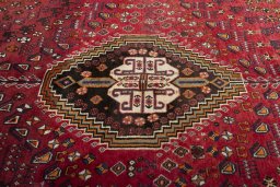 Central medallion detail of 2000s Shiraz rug from Iran / Persia