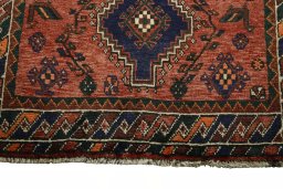 Central medallion detail of 2000s Shiraz rug from Iran / Persia