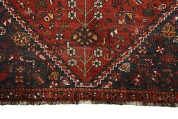 Central medallion detail of 2000s Shiraz rug from Iran / Persia