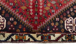 Central medallion detail of 2000s Shiraz rug from Iran / Persia