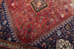 Central medallion detail of 2000s Shiraz rug from Iran / Persia