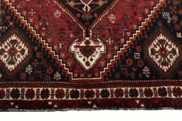 Central medallion detail of 2000s Shiraz rug from Iran / Persia