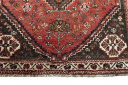 Central medallion detail of 2000s Shiraz rug from Iran / Persia