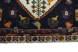 Central medallion detail of 2000s Shiraz rug from Iran / Persia