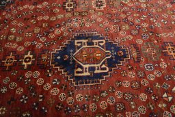 Central medallion detail of 2000s Shiraz rug from Iran / Persia
