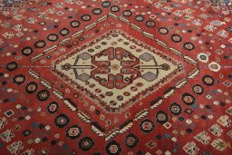 Central medallion detail of Unknown Shiraz rug from Iran / Persia