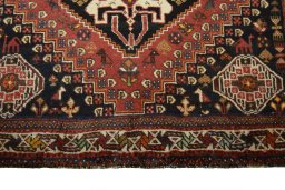 Central medallion detail of 2000s Shiraz rug from Iran / Persia