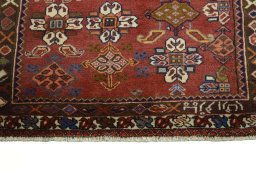 Central medallion detail of 2000s Shiraz rug from Iran / Persia