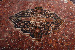 Central medallion detail of 2000s Shiraz rug from Iran / Persia