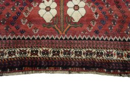 Central medallion detail of 2000s Shiraz rug from Iran / Persia