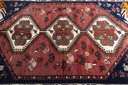 Central medallion detail of 2000s Shiraz rug from Iran / Persia