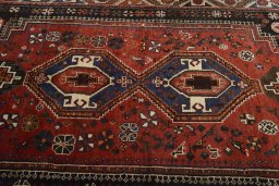 Central medallion detail of 2000s Shiraz rug from Iran / Persia