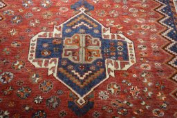 Central medallion detail of 2000s Shiraz rug from Iran / Persia