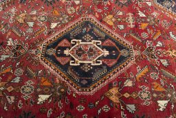 Central medallion detail of 2000s Shiraz rug from Iran / Persia