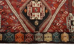Central medallion detail of 2000s Shiraz rug from Iran / Persia