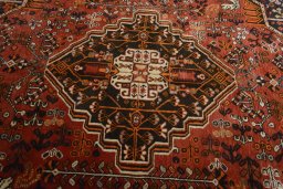 Central medallion detail of 2000s Shiraz rug from Iran / Persia