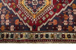 Central medallion detail of 2000s Shiraz rug from Iran / Persia