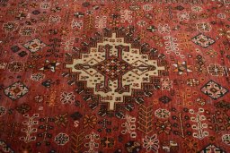 Central medallion detail of 2000s Shiraz rug from Iran / Persia