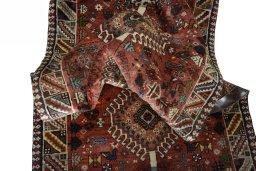 Corner detail of 2000s Shiraz rug showing border pattern and Wool pile