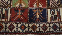 Central medallion detail of 2000s Shiraz rug from Iran / Persia