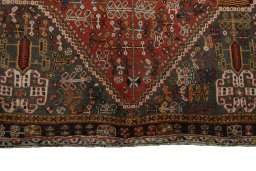 Close-up detail of 2000s Shiraz rug from Iran / Persia showing Wool weave
