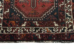 Central medallion detail of 2000s Shiraz rug from Iran / Persia