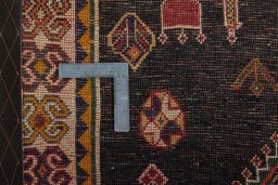 Close-up detail of 2000s Shiraz rug from Iran / Persia showing Wool weave