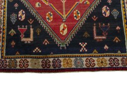 Central medallion detail of 2000s Shiraz rug from Iran / Persia