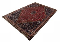 Corner detail of 1970s Shiraz rug showing border pattern and Wool pile