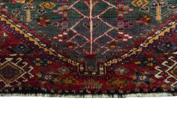 Central medallion detail of 2000s Shiraz rug from Iran / Persia