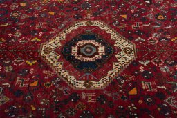 Backside of handmade 1970s Shiraz rug showing knot structure and weave density