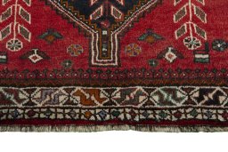 Central medallion detail of 2000s Shiraz rug from Iran / Persia