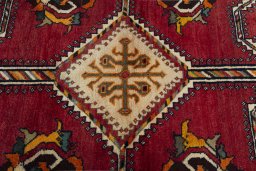 Central medallion detail of 2000s Shiraz rug from Iran / Persia
